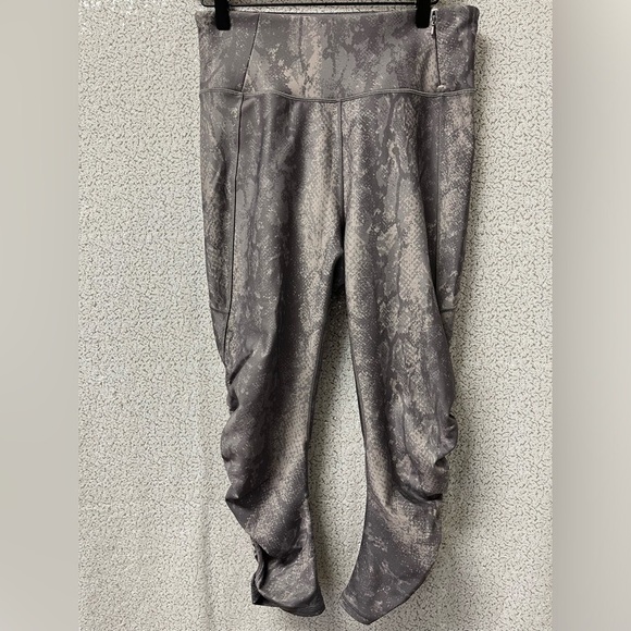 Calia Essential Collection Shark Python High Waist
Ruched Capri Legging | large - Picture 1 of 9
